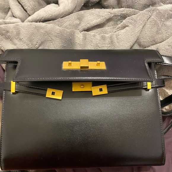 Chic Black Leather Shoulder  Bag with Gold Accents - Picture 6 of 12